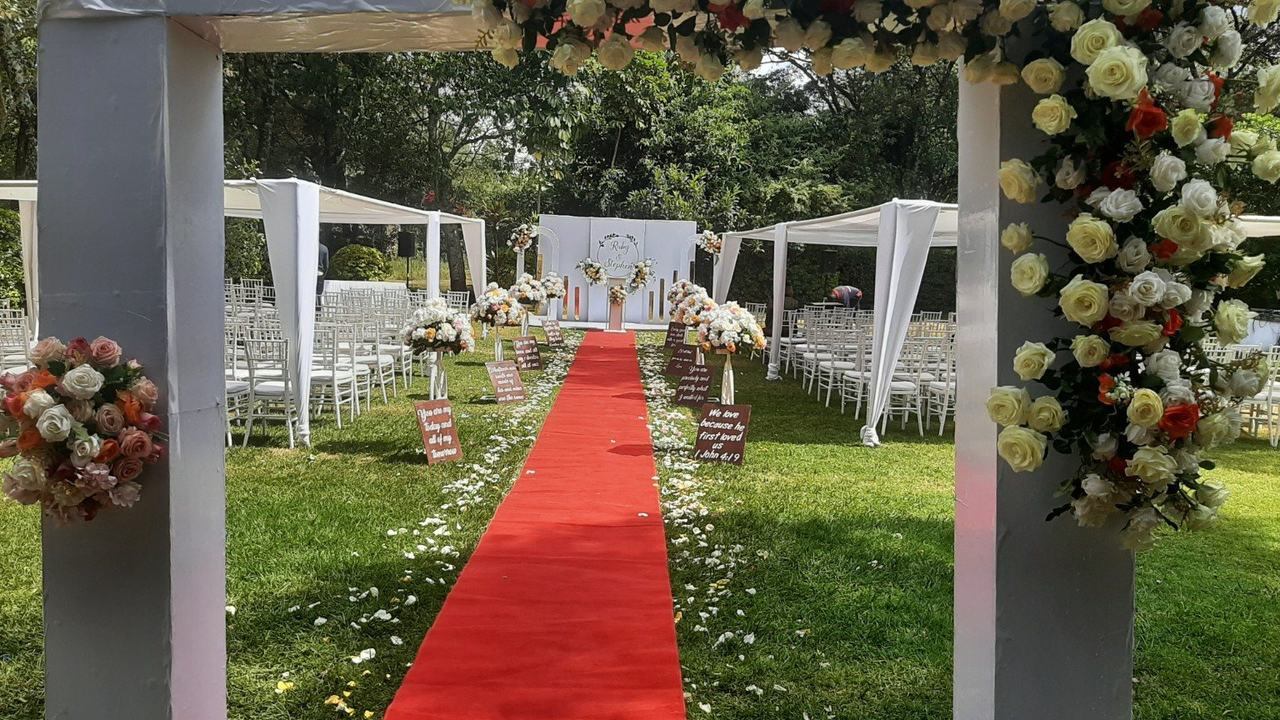 Crowné outdoor ceremony